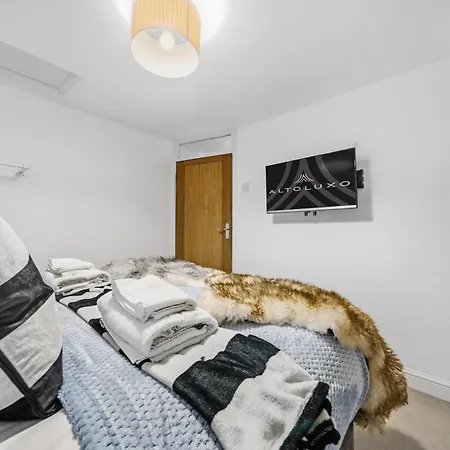 Knole Stylish 3br House W Garden, Parking Near Cribbs And M5 By Altoluxo Short Lets & Serviced Bristol